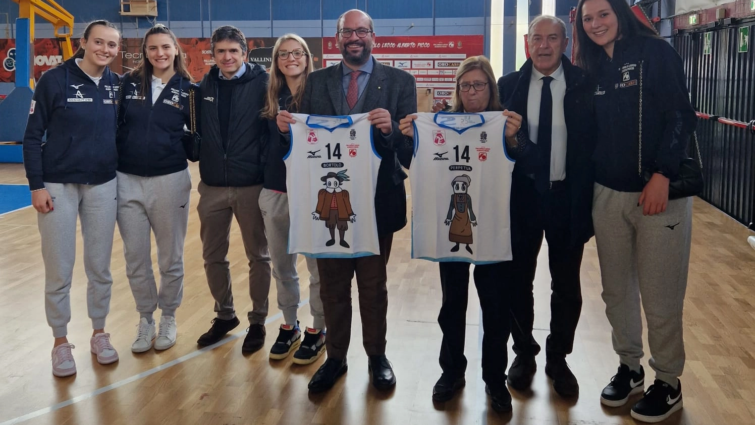 La presentazione delle maglie con cui la Picco celebra Manzoni La presentazione delle maglie con cui la Picco celebra Manzoni