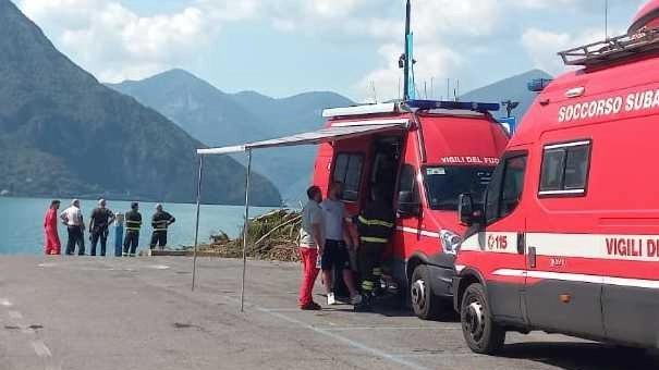 Pisogne, sentiti dai carabinieri gli amici della turista 20enne dispersa da venerdì sera. Dopo la caduta in acqua un buco di mezz’ora: perché nessuno ha chiamato il 112? Arrivati a terra non hanno saputo spiegare dove fosse caduta l’amica: “Urlavano, non si capiva chi era in barca e chi no”
