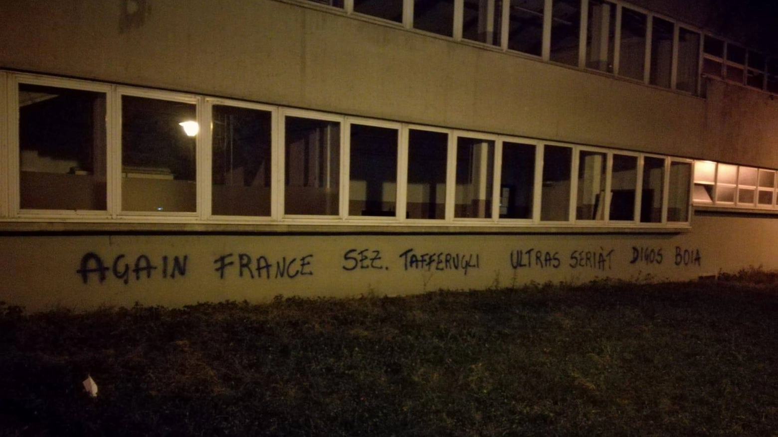 I muri della scuola di Seriate imbrattati dai vandali