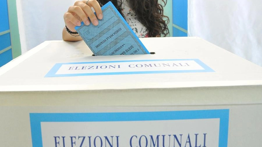 E' la corsa al voto più affollata di sempre. Consultazioni anche a Erba e in altri tredici paesi. Blessagno ha raggiunto il quorum