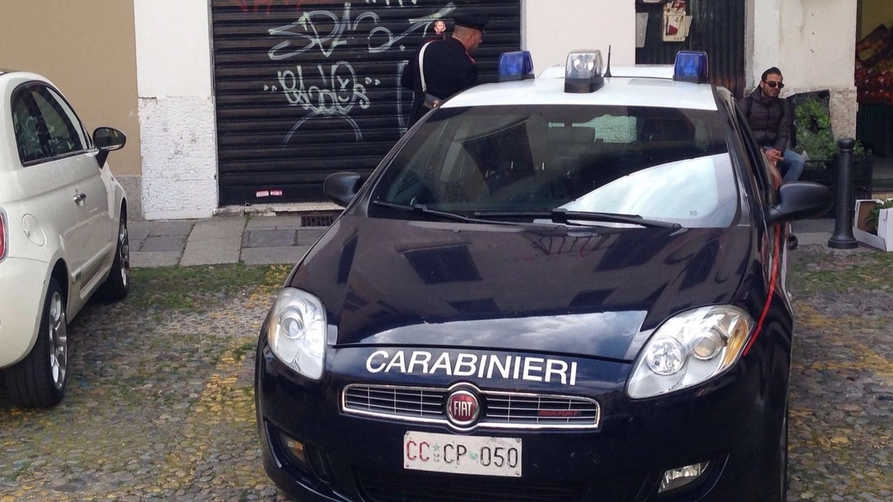 L’auto dei carabinieri davanti al negozio 