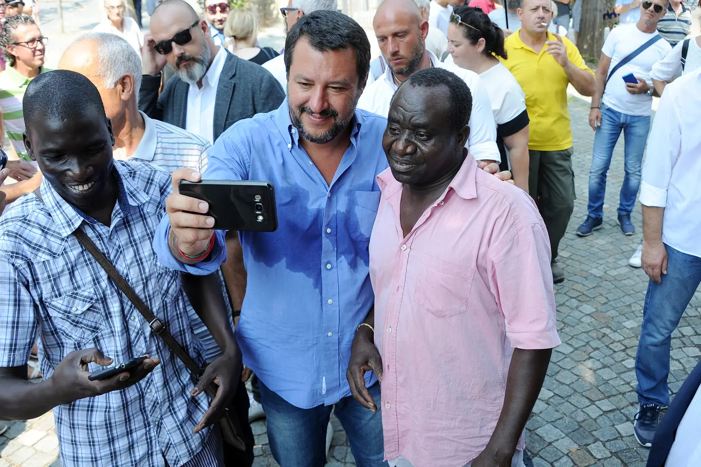 "Fascista e razzista": Salvini contestato a Nerviano / VIDEO