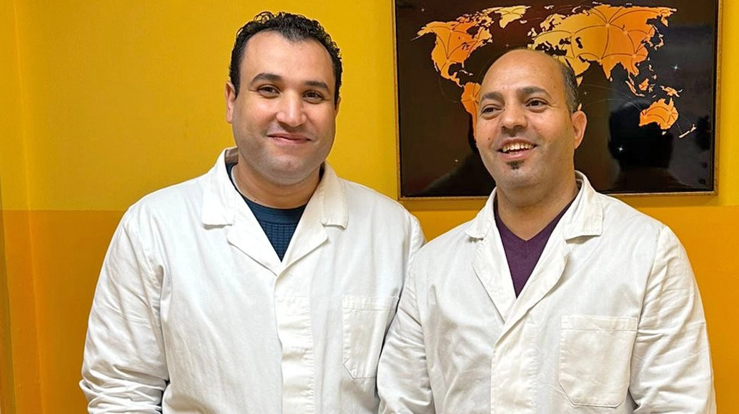 Il dottor Ahmed Wahdam (a sinistra) insieme al collega Attia Monsour