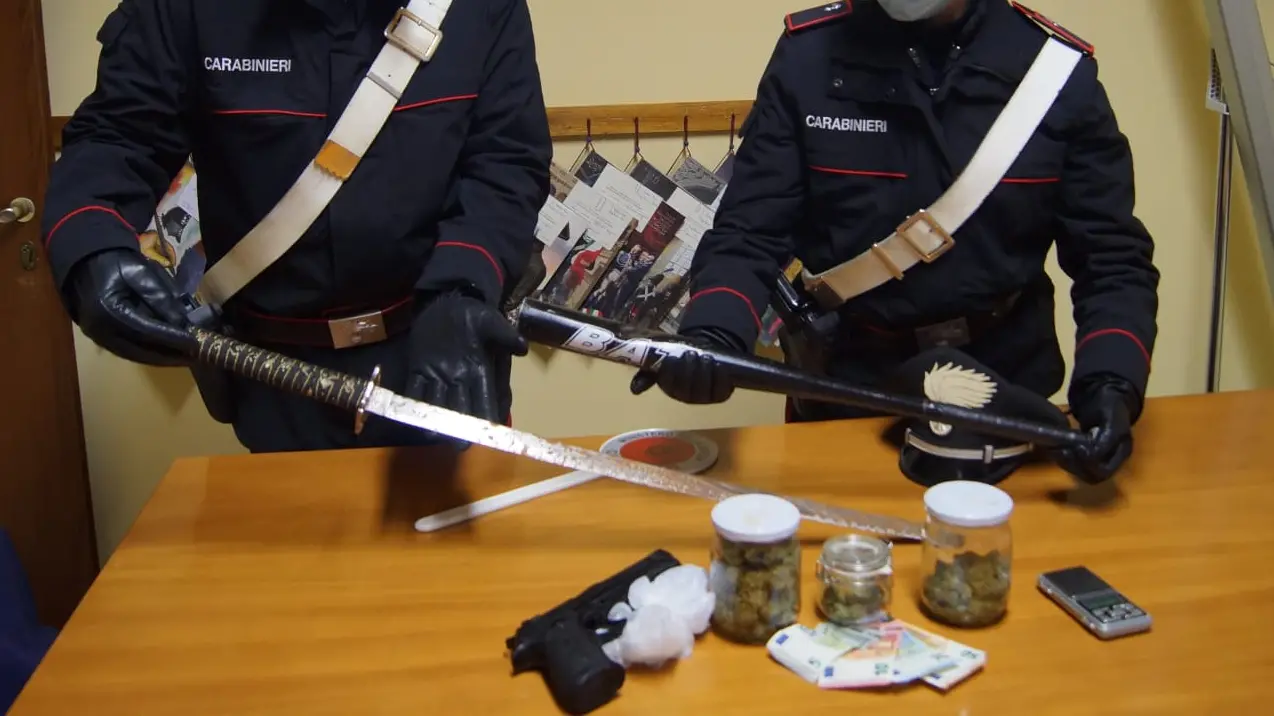 Una katana sequestrata dai carabinieri (foto d'archivio) Una katana sequestrata dai carabinieri (foto d'archivio)