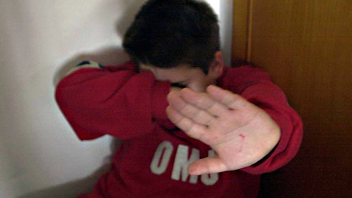 Il padre del bimbo è stato mandato a processo con citazione diretta dal pm Cristian Barilli per abuso dei mezzi di correzione