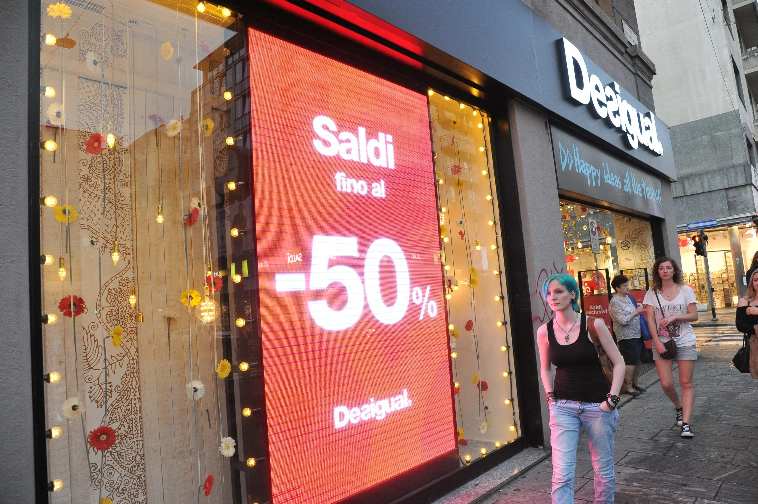 Saldi, Notte dello shopping: in corso Buenos Aires il 13 luglio negozi aperti fino alle 24