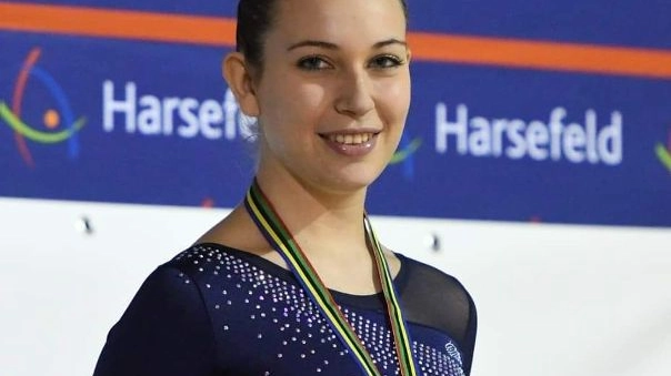 Valeria Barossi emozionata e soddisfatta durante le premiazioni con la medaglia d'oro
