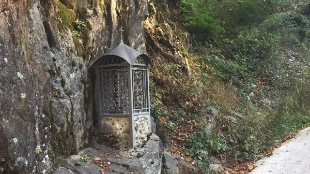 La cappelletta votiva del Dol Zambeli che conteneva il quadro sulla strada verso l’alpeggio di Casarsa