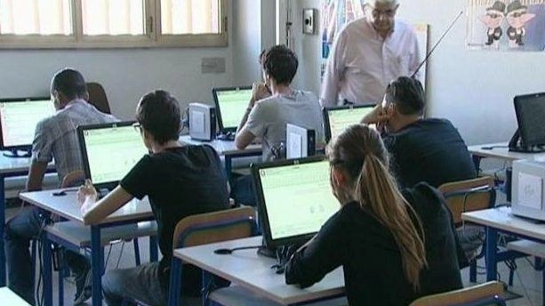 “Aiutini” da 10mila € all’esame per la patente Quattro in manette “Aiutini” da 10mila € all’esame per la patente Quattro in manette
