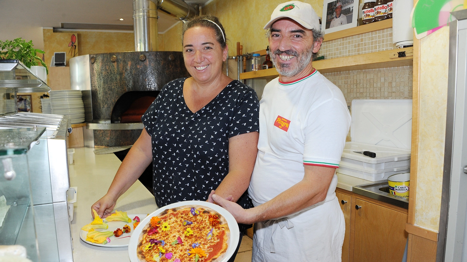 Marta e Luca Mantovani della pizzeria Le Coccinelle con la loro pizza con i fiori