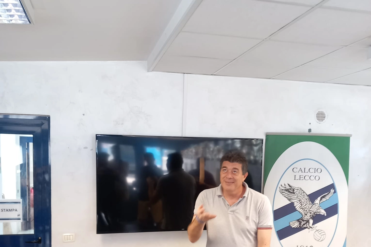 Luciano Foschi durante la conferenza stampa nella sede della Calcio Lecco