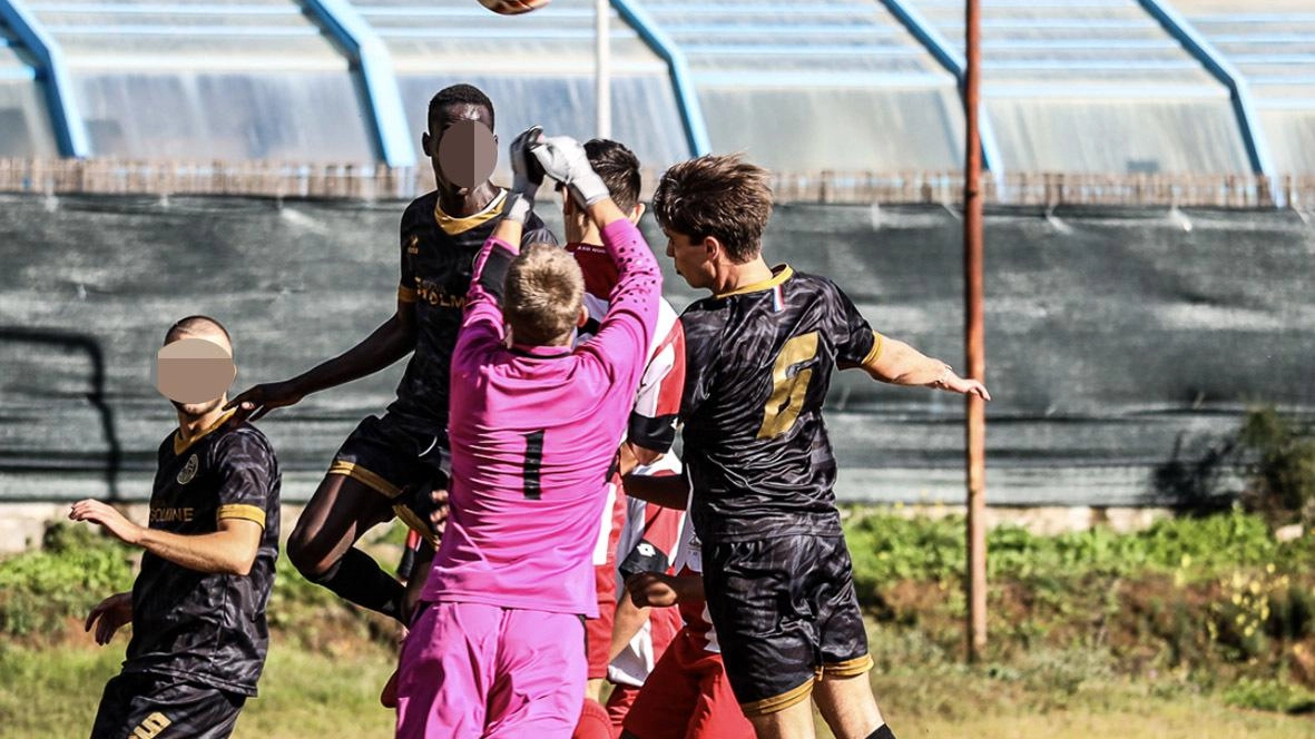 Calcio, botte e follia A bordo campo col coltello Calcio, botte e follia A bordo campo col coltello