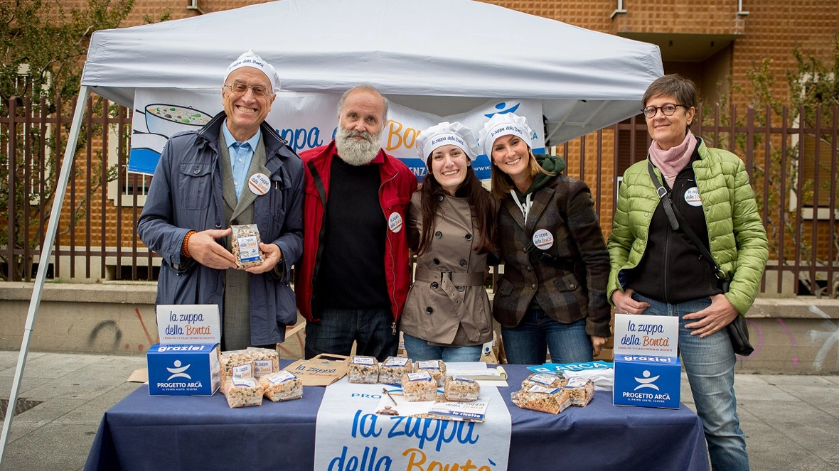  Il banchetto dei volontari della Zuppa della Bontà, organizzato da  Progetto Arca