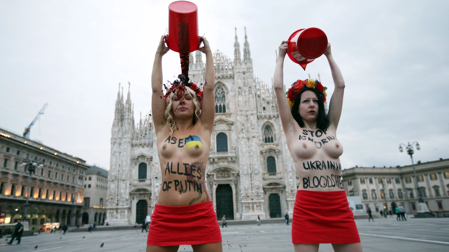Protesta delle attiviste Femen in piazza Duomo a Milano (Afp)