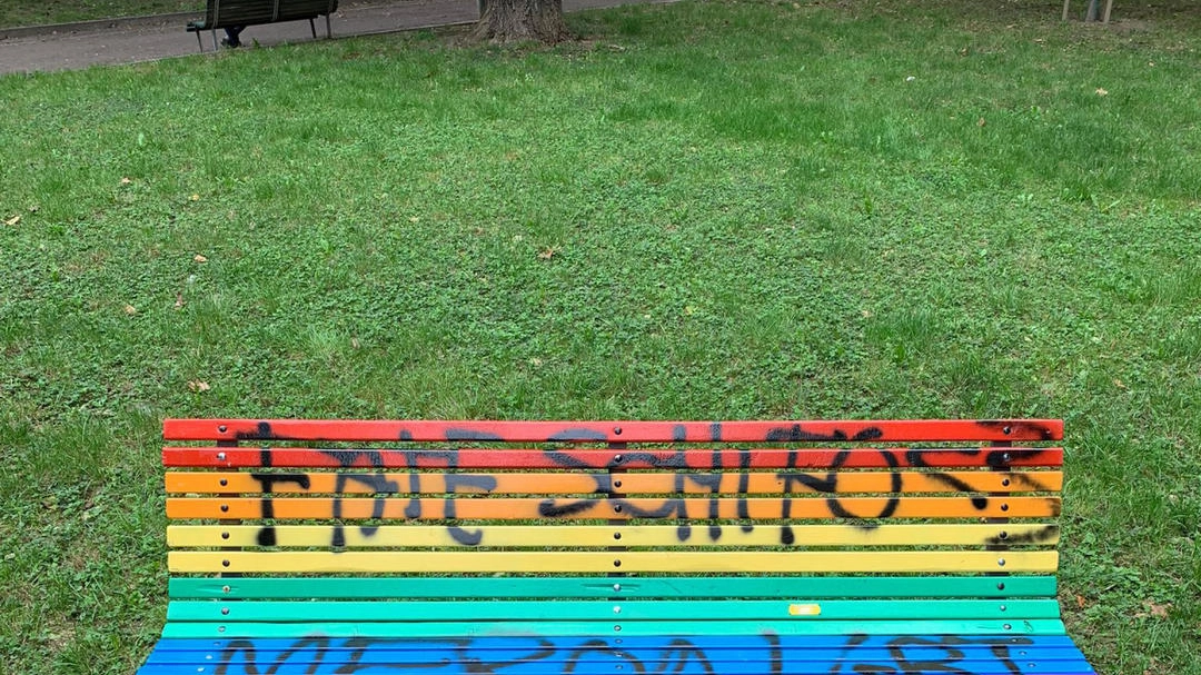 La panchina vandalizzata