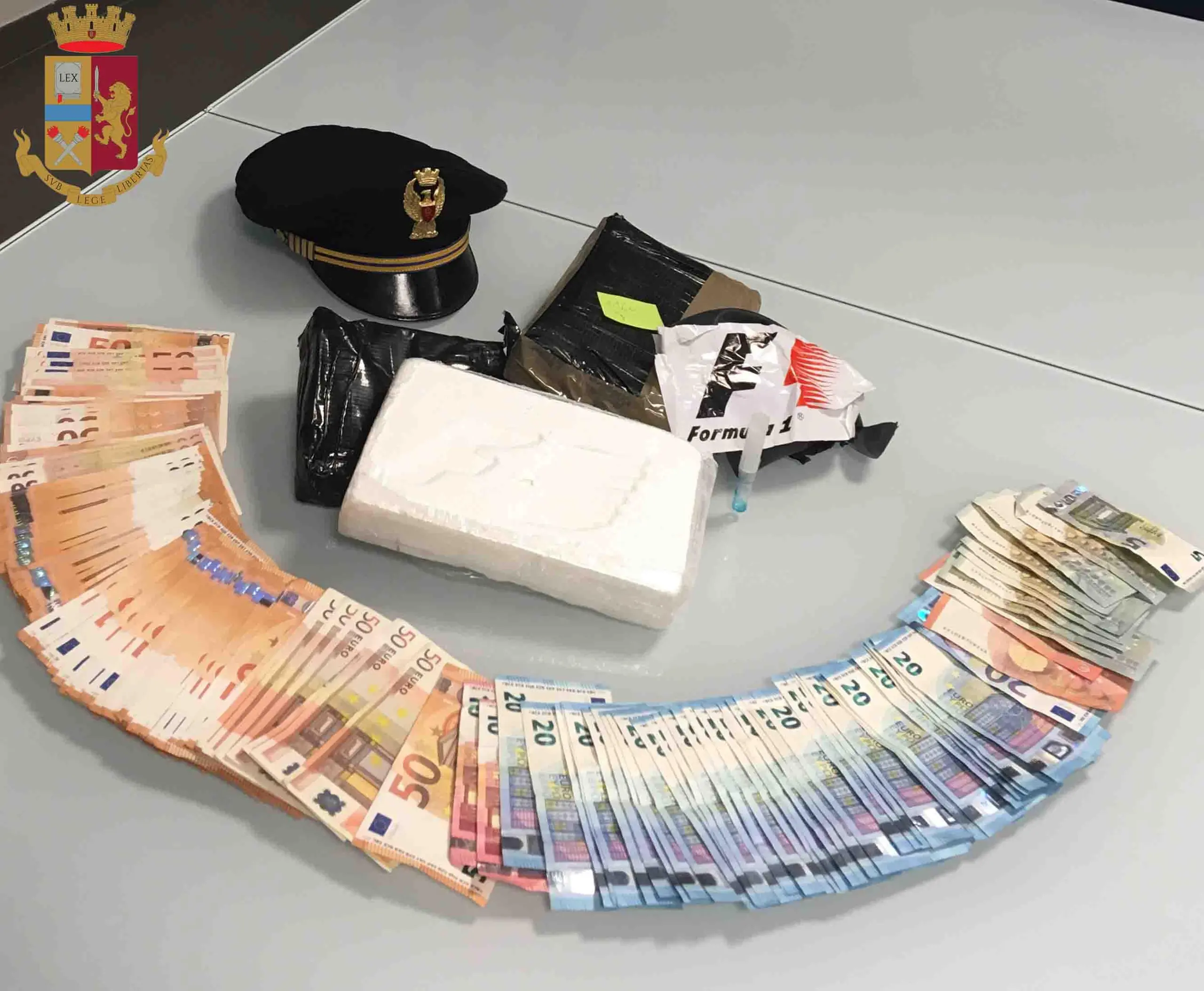 Stazione Rogoredo, nasconde oltre due chili di cocaina in una busta con abiti: arrestato