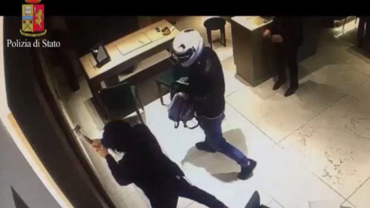 Frame video della rapina in gioielleria 