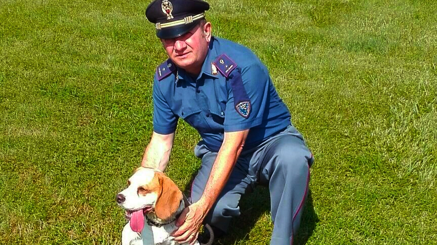 L’agente della Polstrada di Seriate Alberto Tartaglia col cagnolino