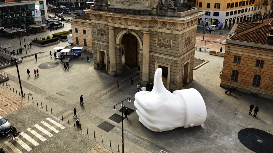 Il "like" gigante apparso a Porta Garibaldi (Foto Twitter)