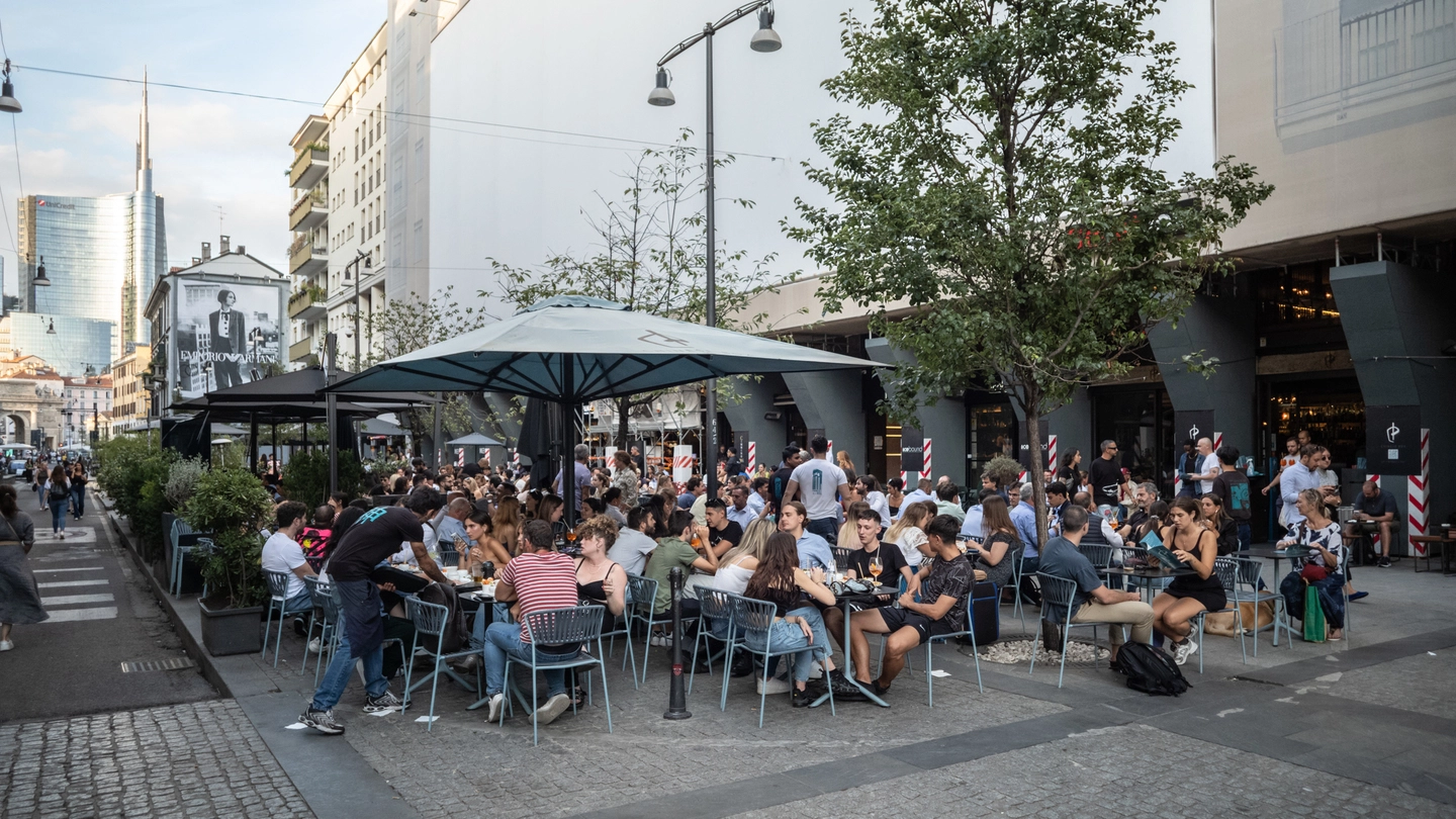 I clienti seduti ai tavolini esterni dei locali di corso Garibaldi