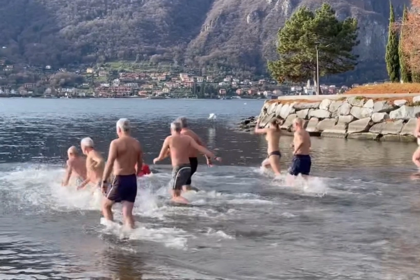 I Pinguini del Lario mentre si tuffano nel lago