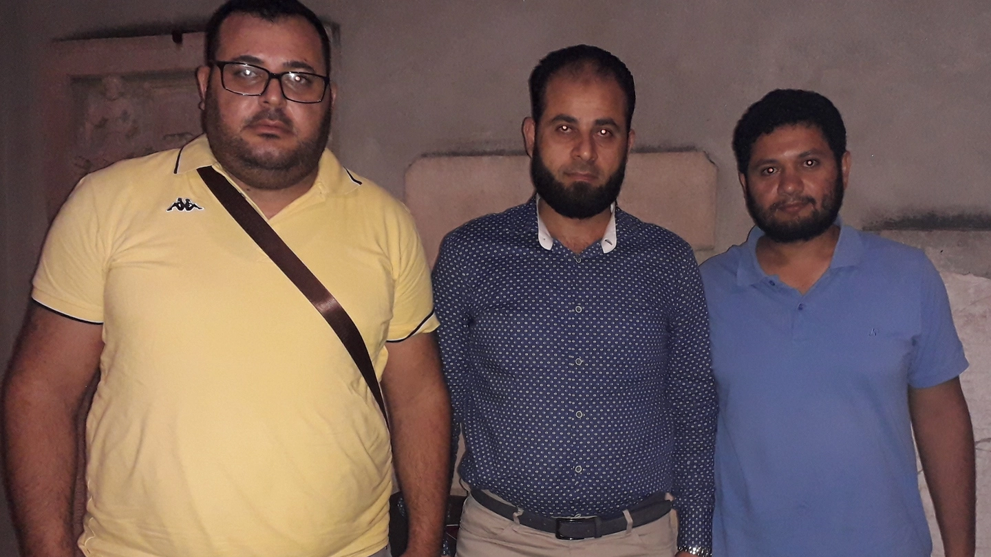 Sami Hassan, con a sinistra Seber Gommar e a destra Abdelrahman El Said, esponenti dell’associazione Al-Rahma