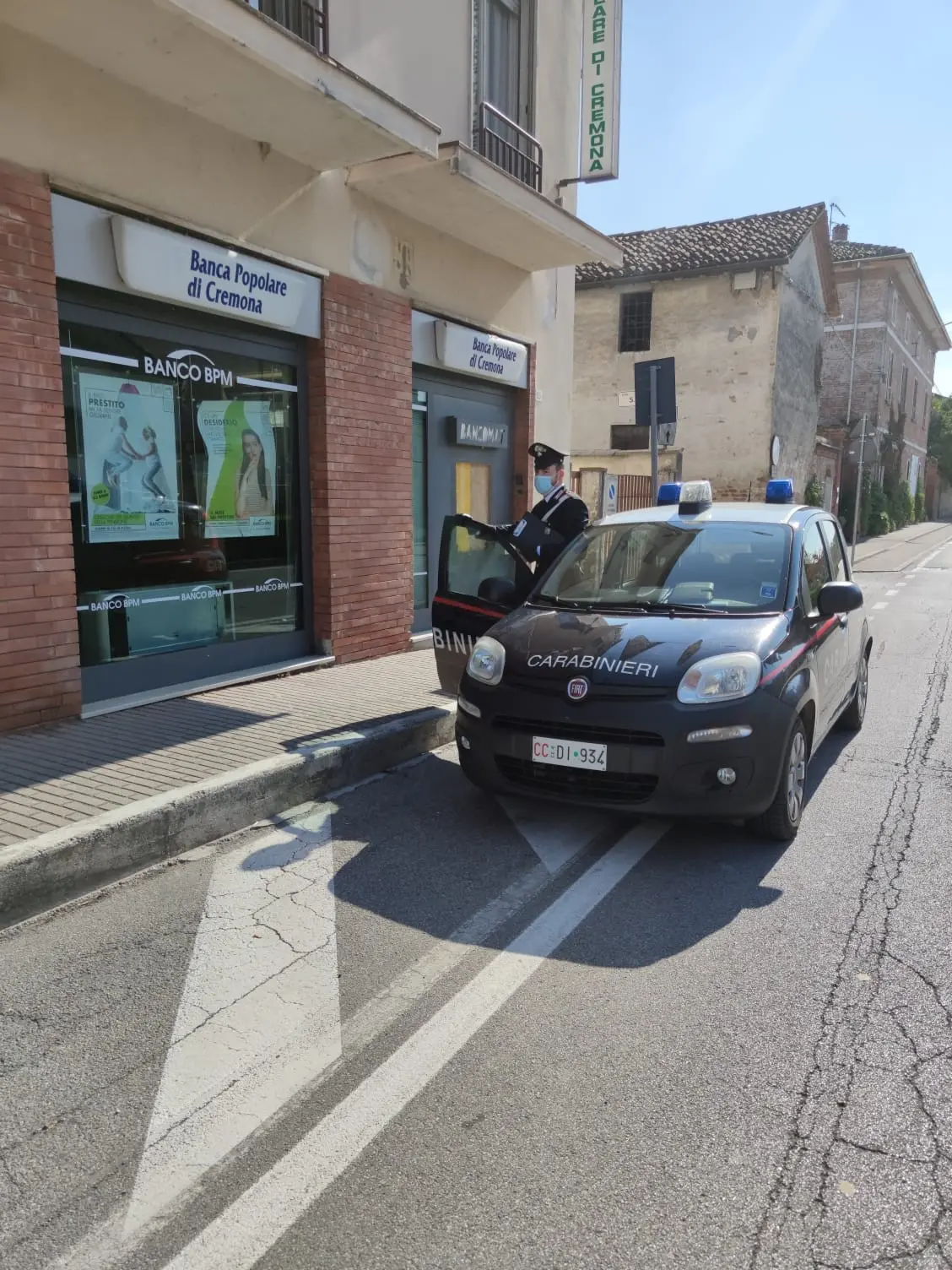 Cremona, banda di incappucciati fa esplodere bancomat: danni ingenti