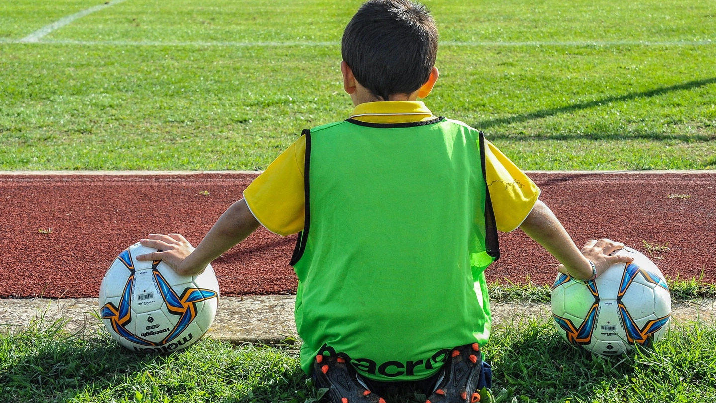Un bambino gioca a calcio, foto generica 