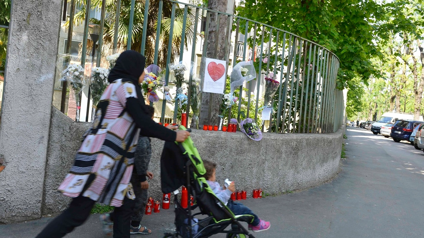 Disegni e fiori per il piccolo ucciso dal padre in via Ricciarelli