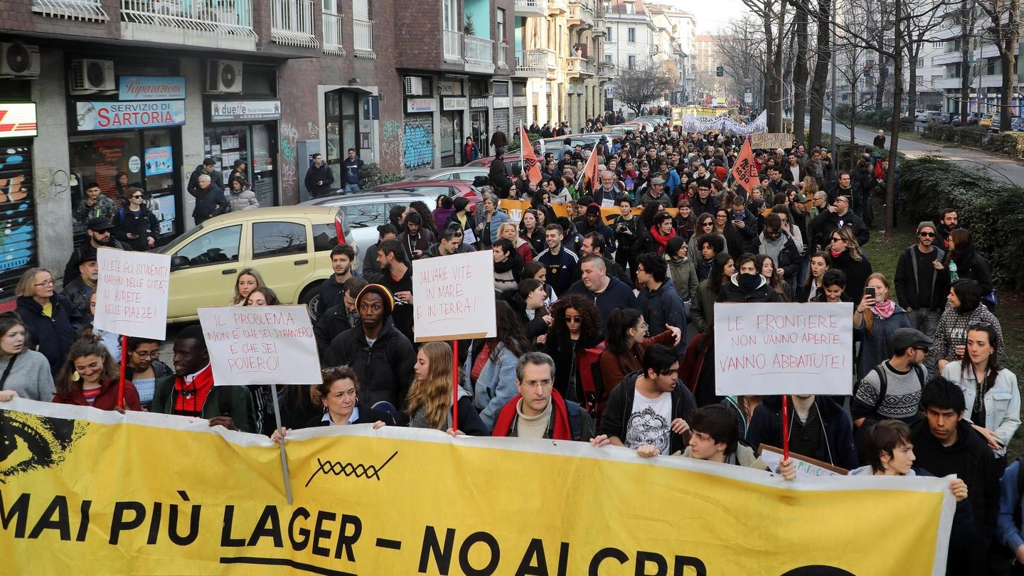 La manifestazione contro il decreto Salvini a Milano