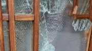 La vetrata rotta dal ladro col tombino