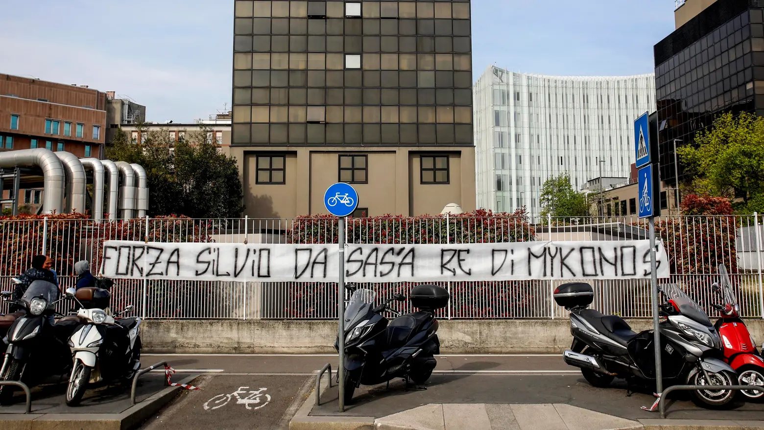 Berlusconi ricoverato al San Raffaele , lo striscione di Salvatore da Mykonos
