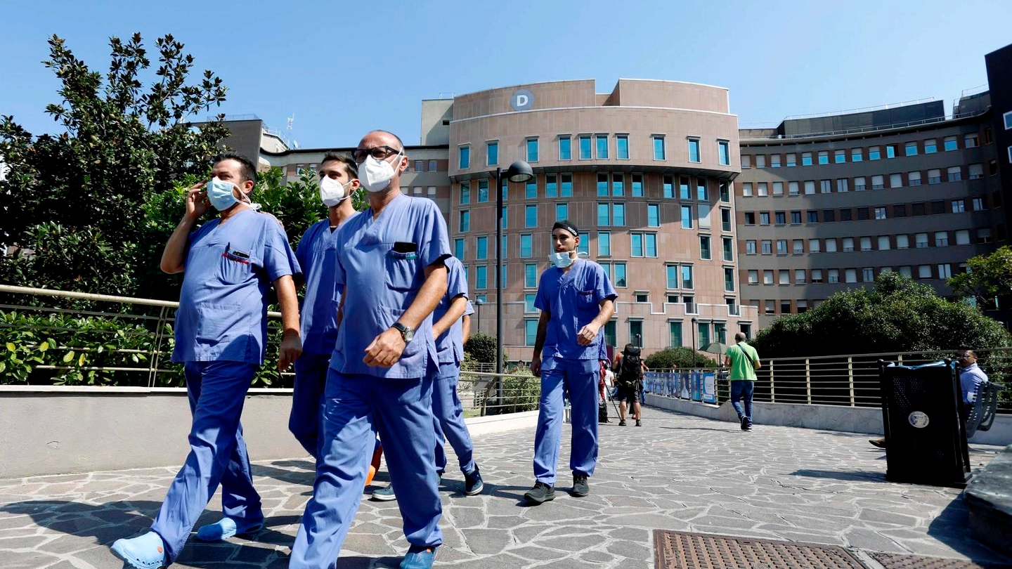 Veduta esterna dell'ospedale San Raffaele di Milano dove è ricoverato Berlusconi (Ansa)