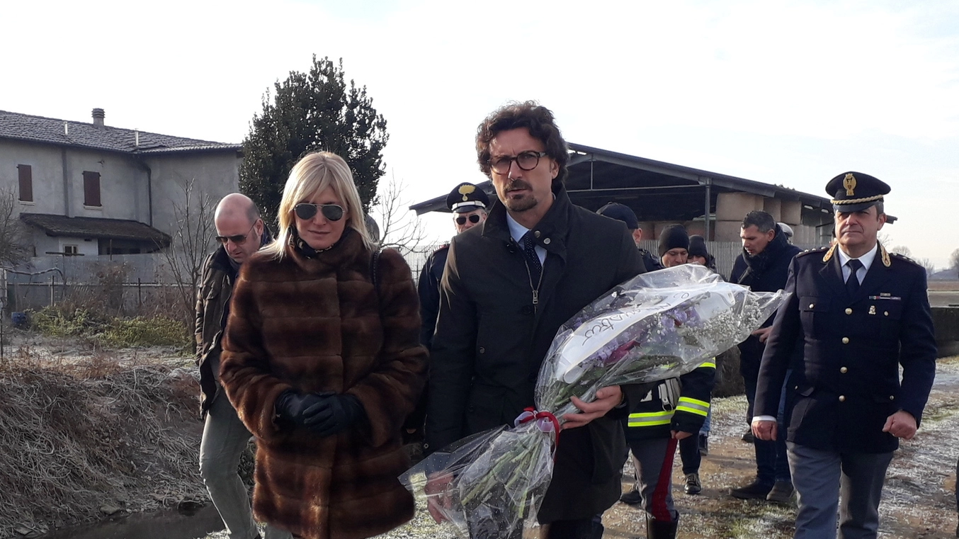 Il ministro con il mazzo di fiori deposto ai bordi dell’A1 accompagnato dal sindaco di Borghetto Lodigiano Giovanna Gargioni