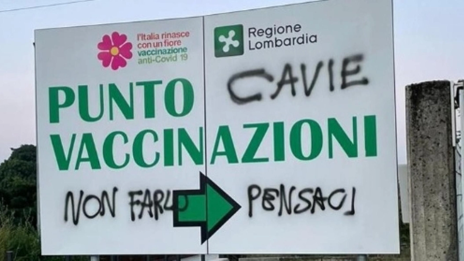 La scritta all'ingresso del centro vaccinale 