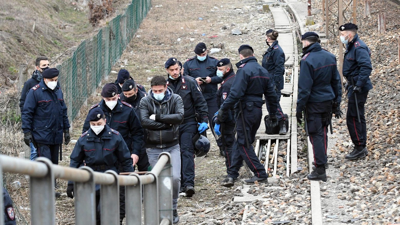 I controlli dei carabinieri lungo la ferrovia
