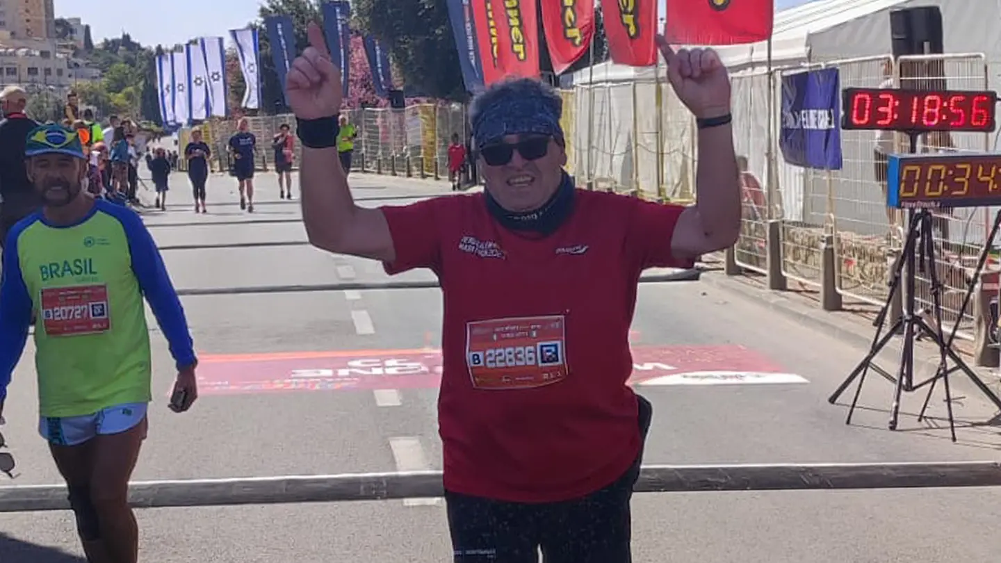 Sergio Lotti, 63 anni, residente ad Ardenno, all’arrivo alla maratona di Gerusalemme