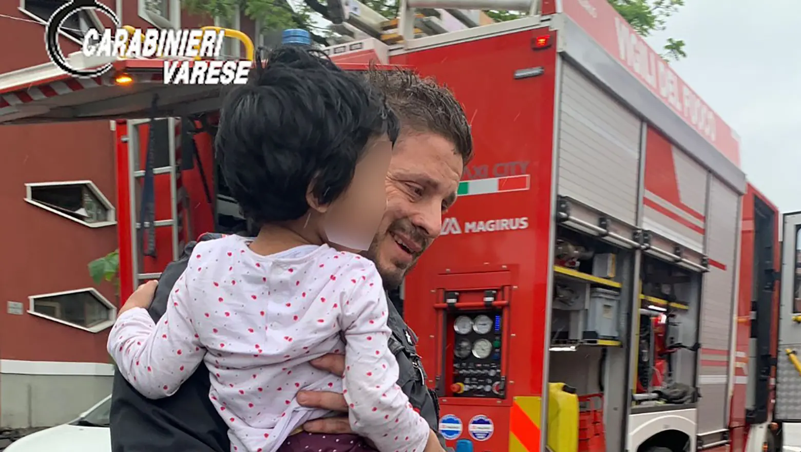 La bambina salvata dai carabinieri La bambina salvata dai carabinieri