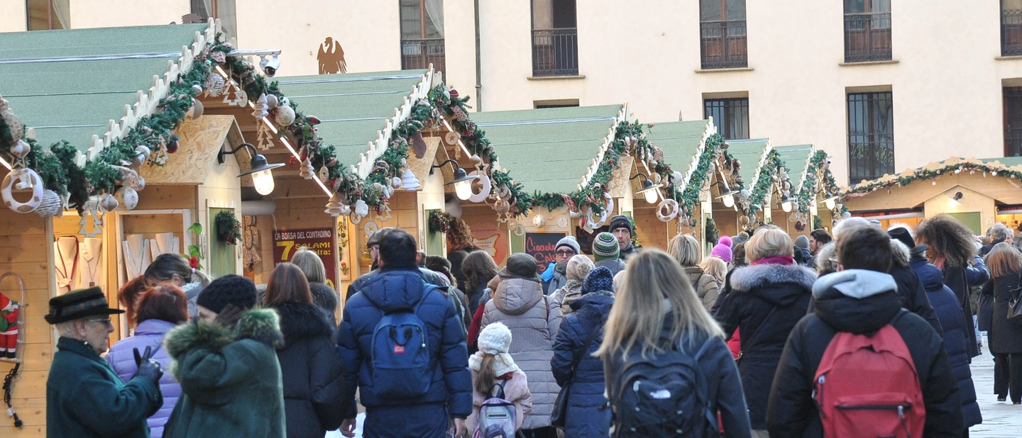 L’aria di Natale sta già invadendo strade e piazze tra villaggi e piste di pattinaggio sul ghiaccio. Ecco qualche idea per trascorrere le giornate di venerdì, sabato e domenica