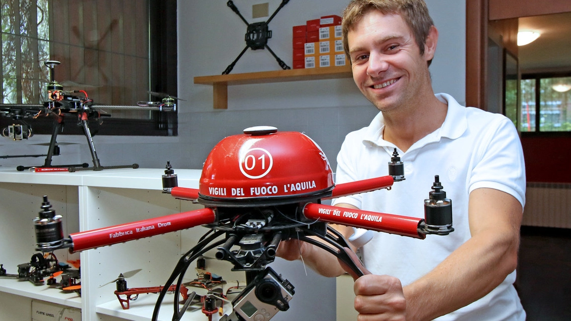 Gabriele Ascenti con il drone dei pompieri di L'Aquila