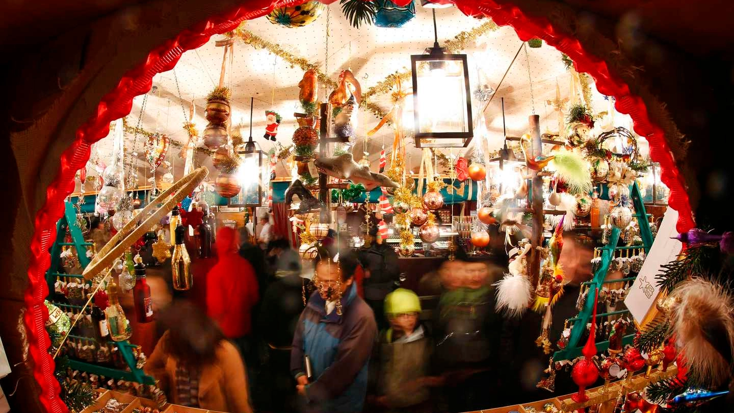 Un mercatino di Natale (Reuters)