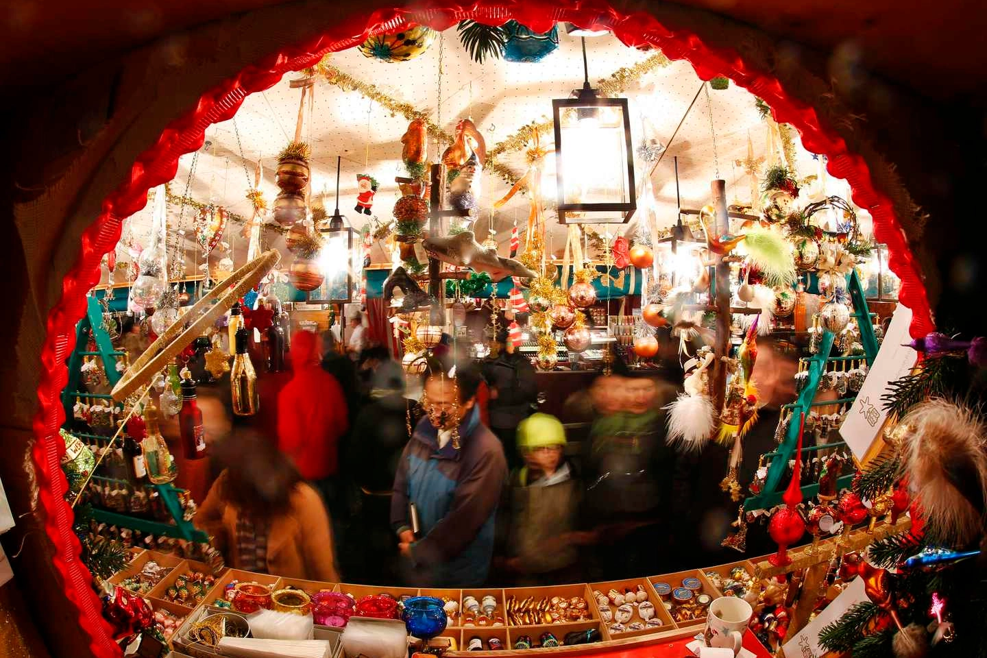 Un mercatino di Natale (Reuters)