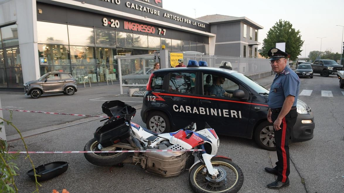 Centauro morto in via Di Vittorio Forse fatale il sorpasso a destra Centauro morto in via Di Vittorio Forse fatale il sorpasso a destra