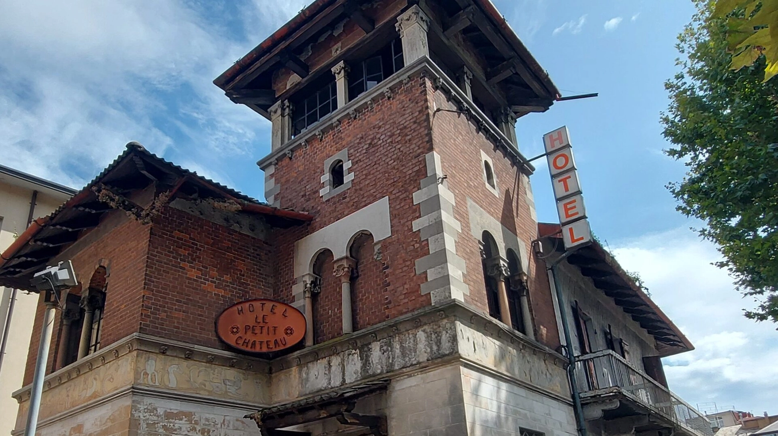 La facciata dell'ex hotel "Le petit chateau" La facciata dell'ex hotel "Le petit chateau"