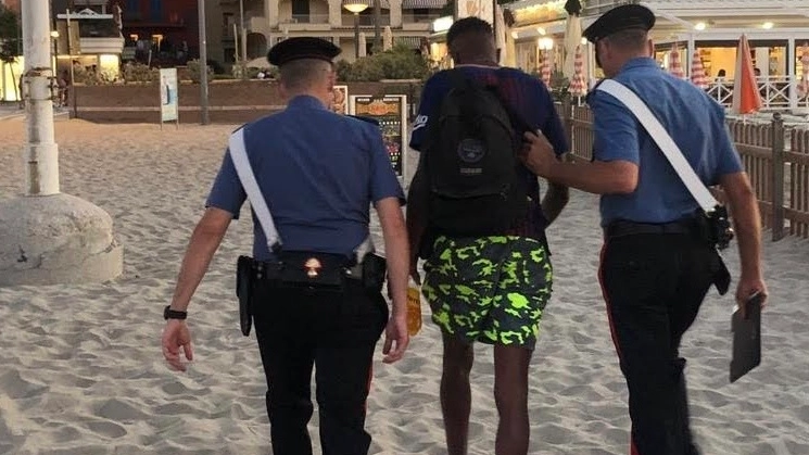Lo straniero era in spiaggia, ma i carabinieri gli hanno rovinato la vacanza