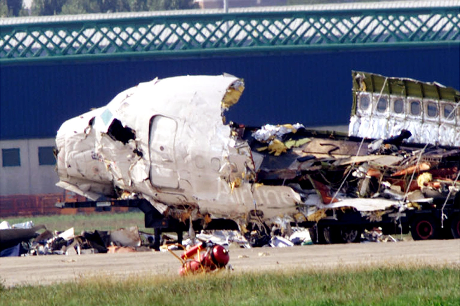 I resti del  aereo di linea della Sas, che dopo l’impatto finisce la sua corsa contro un hangar dell’aeroporto e prende fuoco