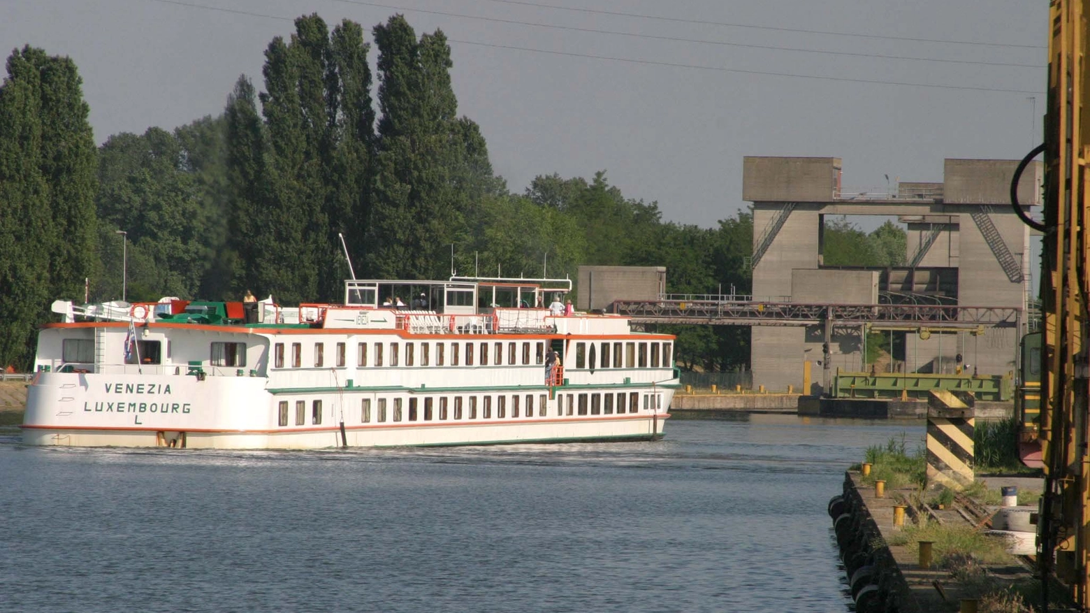 Una nave nei pressi del porto di Cremona sul Po