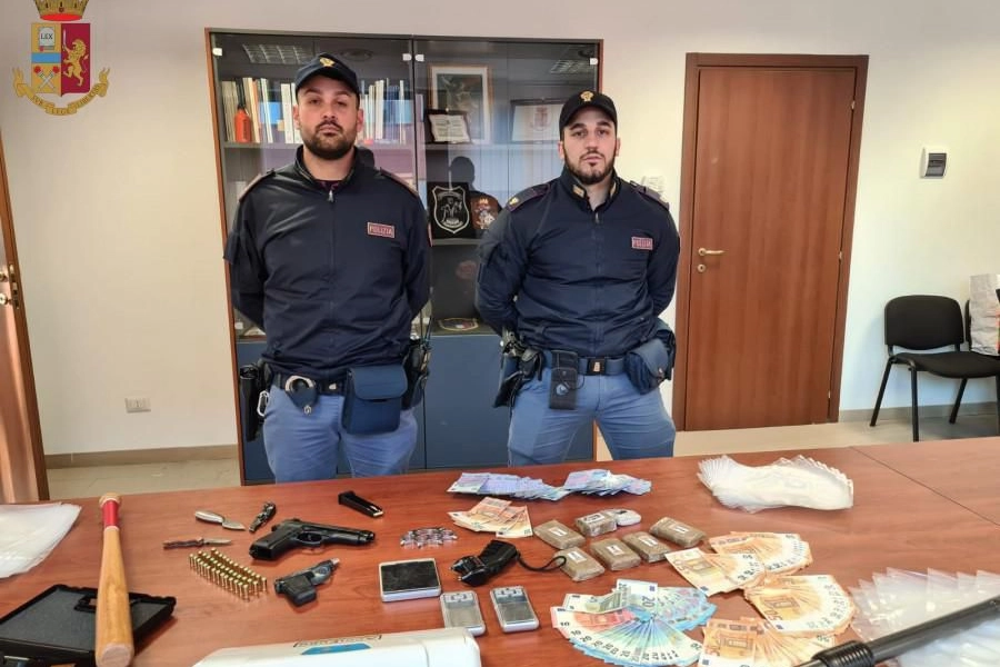 La polizia con droga, soldi falsi e armi sequestrate