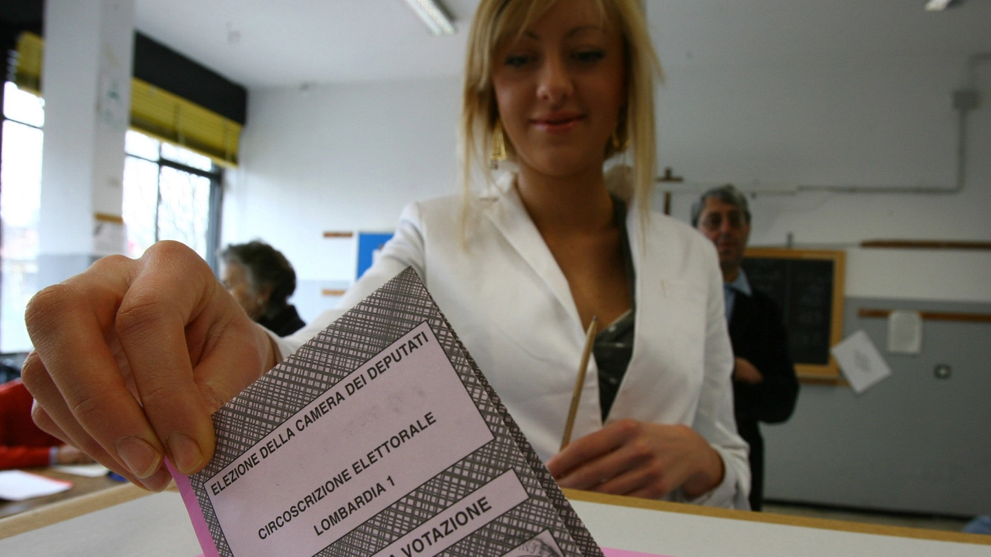 Il leader di Forza Italia e la fidanzata candidati sul territorio. Il capo dei senatori leghisti e il dem Rampi vanno a Varese, Mandelli a Milano