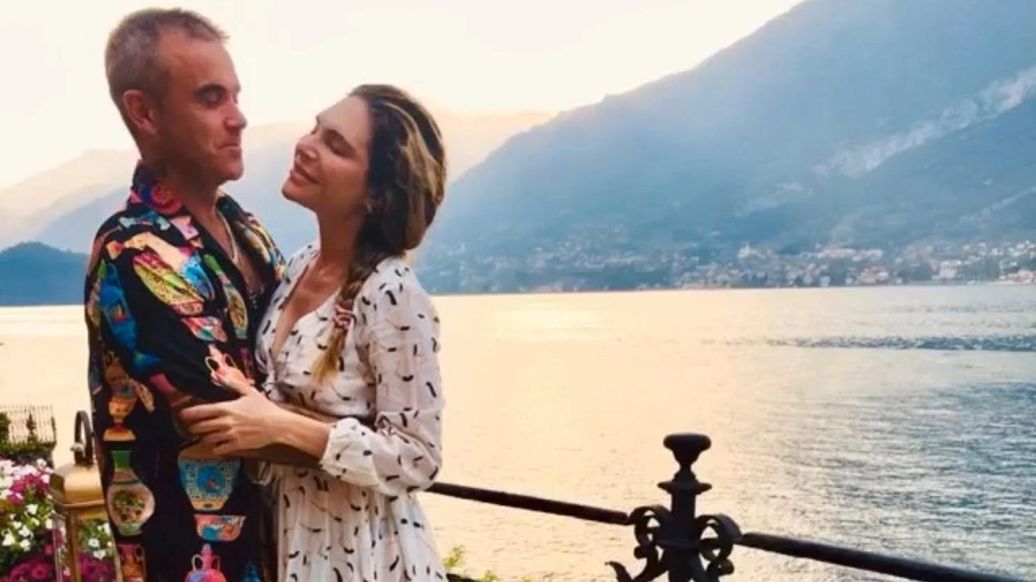 Robbie Williams e la moglie Ayda Field abbracciati sul lago di Como